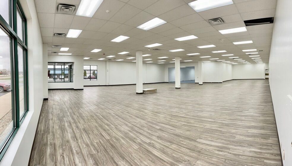 More Photos Of 7358 N Cherryvale Mall Dr, Rockford Storefront Retail Office For Lease