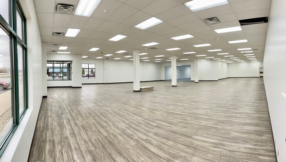 More Photos Of 7358 N Cherryvale Mall Dr, Rockford Storefront Retail Office For Lease