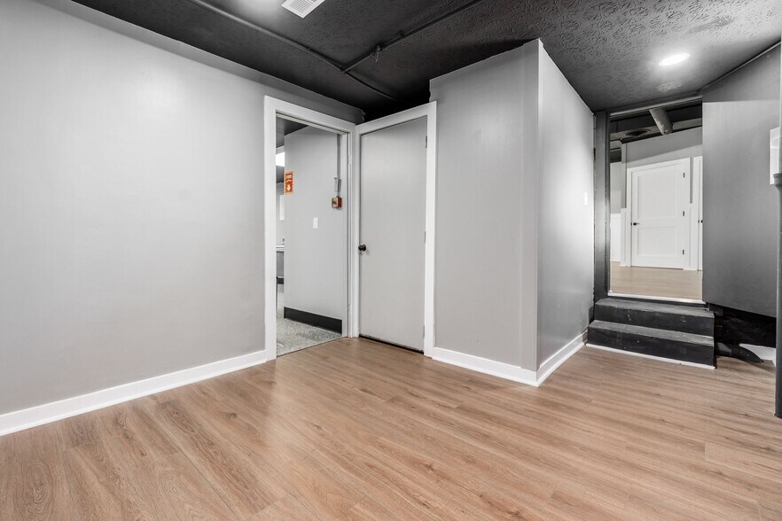 More Photos Of 984 High St, Harrisburg Restaurant For Sale