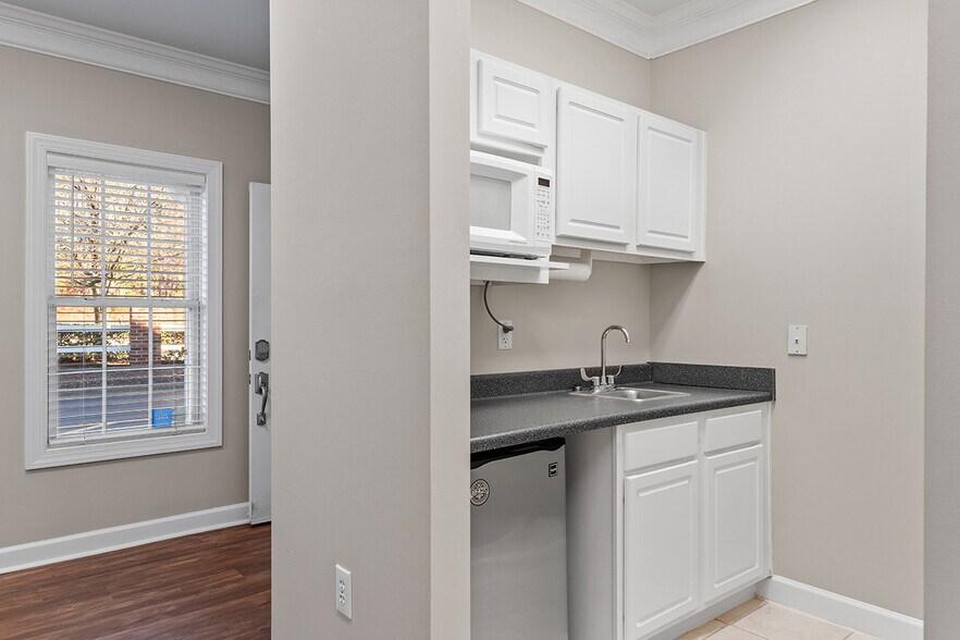 More Photos Of 6501 Creedmoor Rd, Raleigh Office Residential For Lease