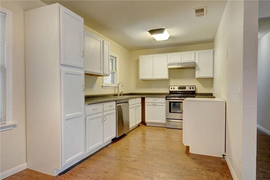 More Photos Of 3905 Prairie Ln, Austin Flex For Sale