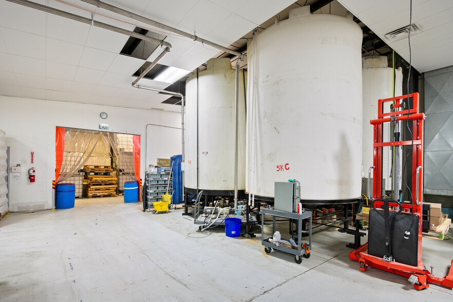 More Photos Of 97 S Red Willow Rd, Evanston Manufacturing For Sale