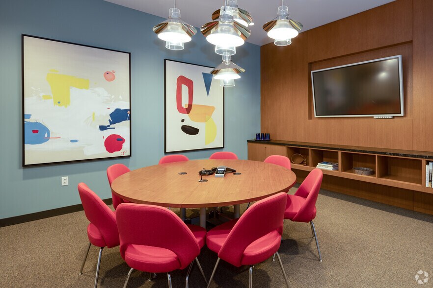 More Photos Of 110 N Wacker Dr, Chicago Coworking Space