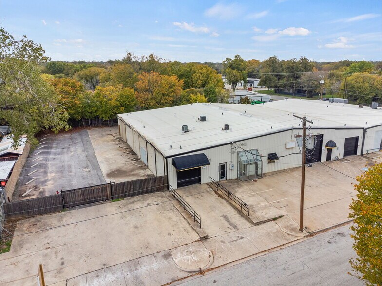 More Photos Of 2333-2337 Delante St, Haltom City Warehouse For Sale