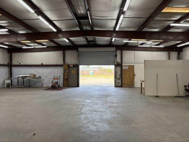 More Photos Of 181 Woodfield Dr, Macon Warehouse For Lease