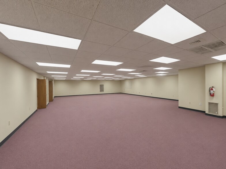 More Photos Of 660 N University Blvd, Middletown Office For Sale