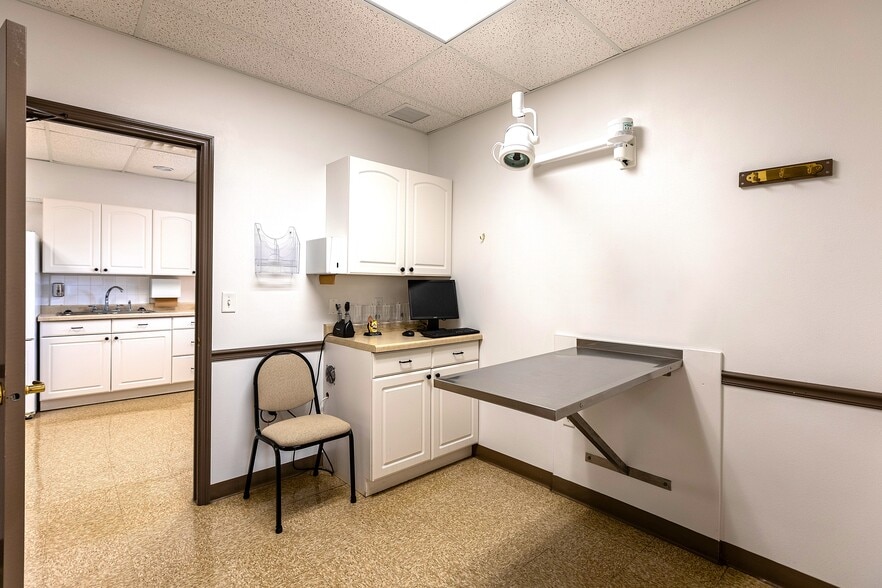 More Photos Of 14605 Velp Ave, Suamico Veterinarian Kennel For Sale