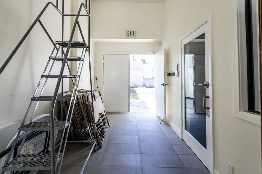 More Photos Of 723-727 N Fairfax Ave, Los Angeles General Retail For Lease