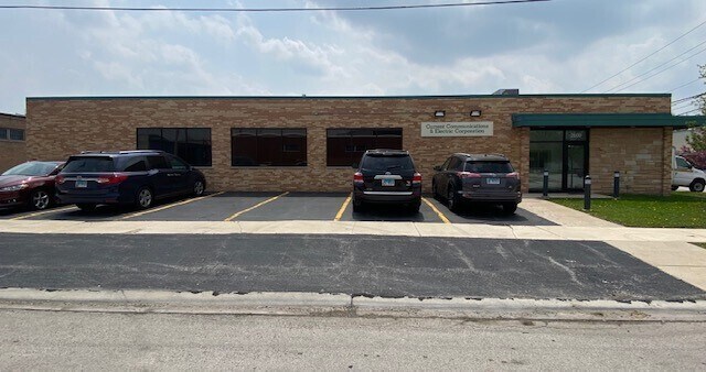 More Photos Of 2600 W 23rd St, Broadview Flex For Lease
