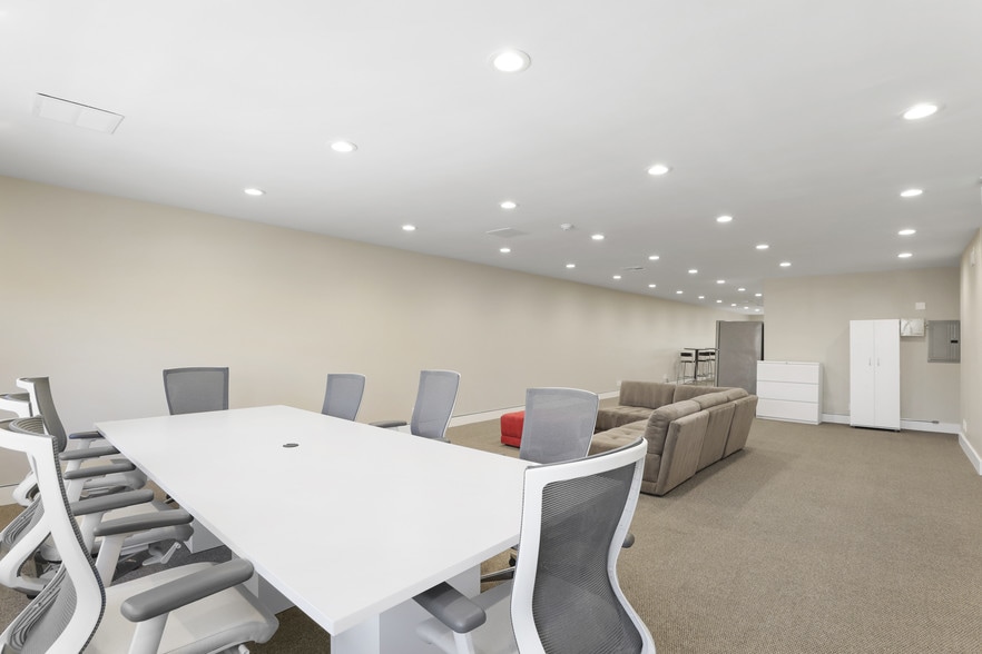 More Photos Of 2700 E Coast Hwy, Newport Beach Storefront Retail Office For Lease