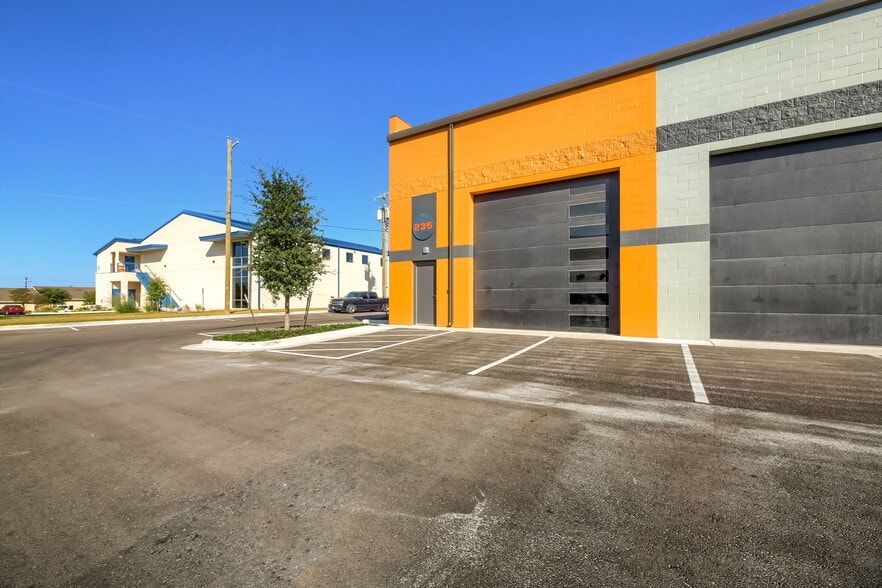 More Photos Of 2100 Double Creek Dr, Round Rock Warehouse For Lease