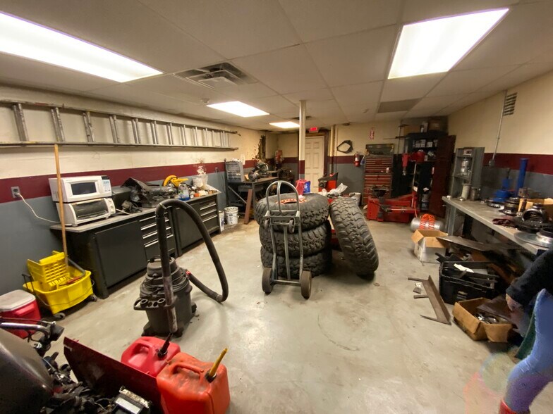 More Photos Of 29 Bridge St, Pelham Auto Dealership For Lease