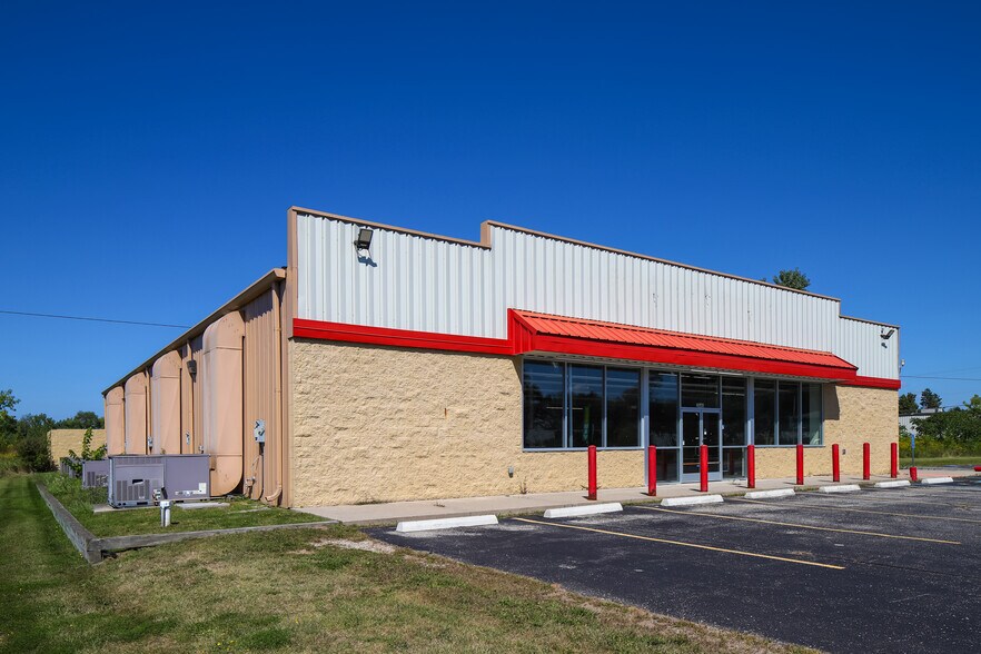 More Photos Of 2646 9 Mile Rd, Remus Freestanding For Lease