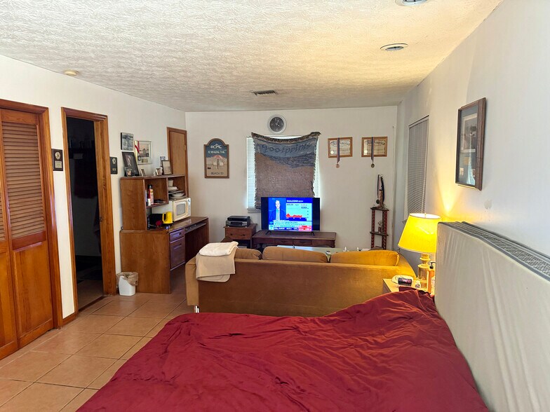 More Photos Of 302 N 25th St, Fort Pierce Service For Sale