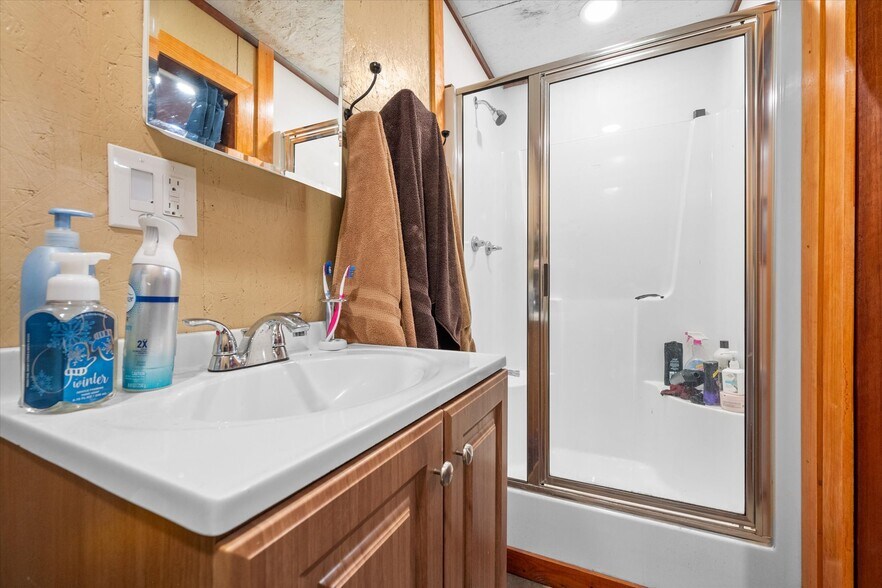 More Photos Of 613 2nd St, Kerens Light Manufacturing For Sale