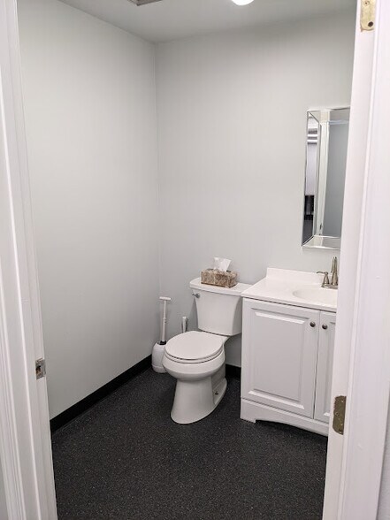 More Photos Of 105 Washington Blvd, Algona Office For Lease