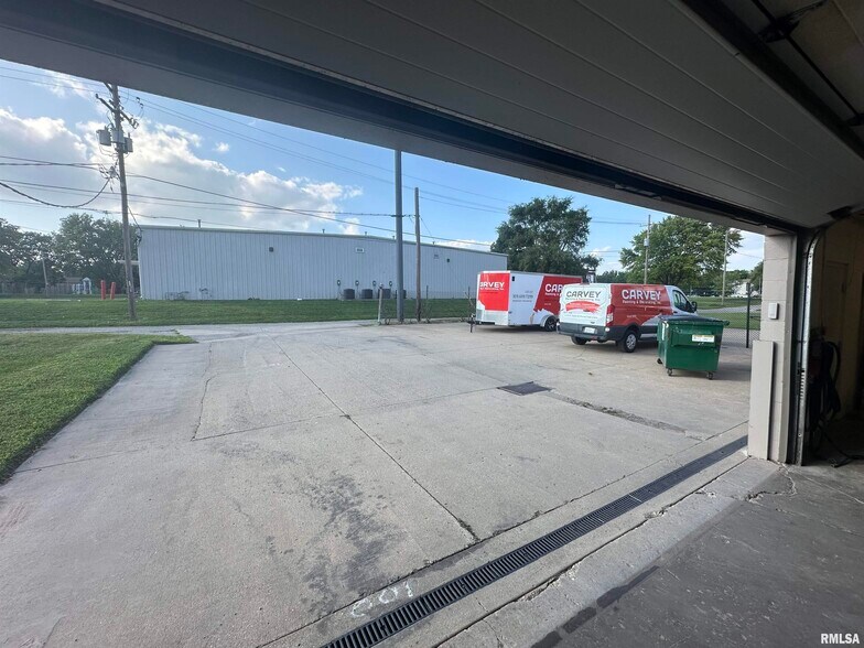 More Photos Of 817 NE Adams St, Peoria Warehouse For Sale