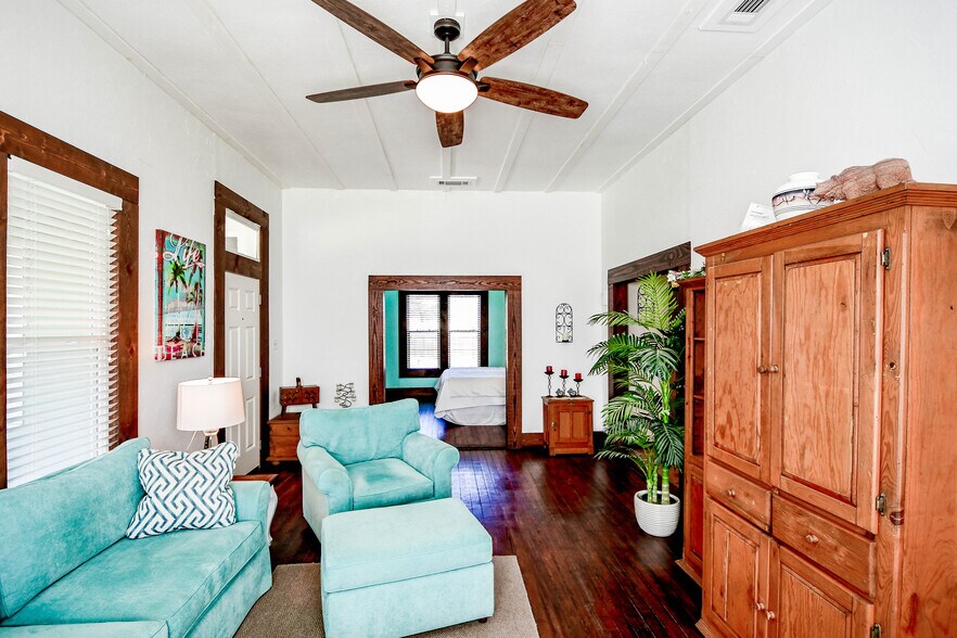 More Photos Of 512 N Travis St, Granbury Hospitality For Sale