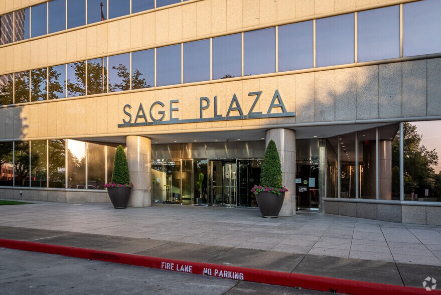 More Photos Of 5151 San Felipe St, Houston Office For Sale