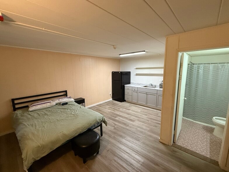 More Photos Of 111 W 12 Mile Rd, Royal Oak Hotel For Sale
