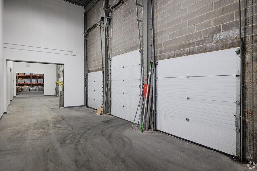 More Photos Of 300 Corporate Dr, Mahwah Warehouse For Lease