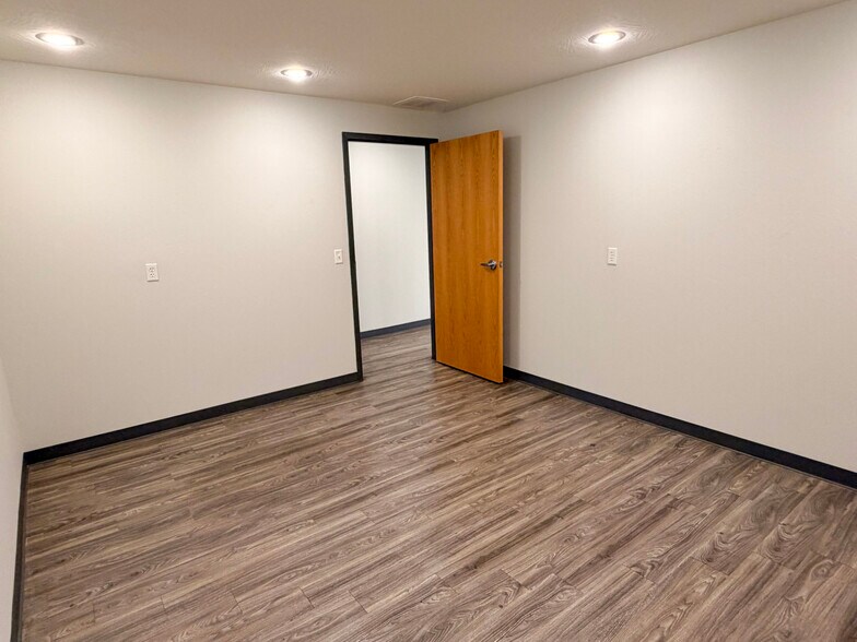 More Photos Of 4173 N 20th St, Ozark Warehouse For Lease