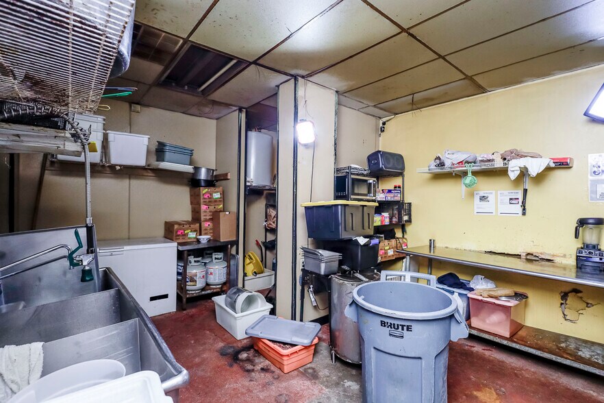 More Photos Of 1555 S Bluffview St, Wichita Freestanding For Sale