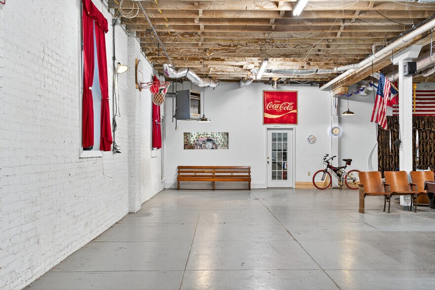 More Photos Of 109 7th Ave E, Springfield Flex For Sale