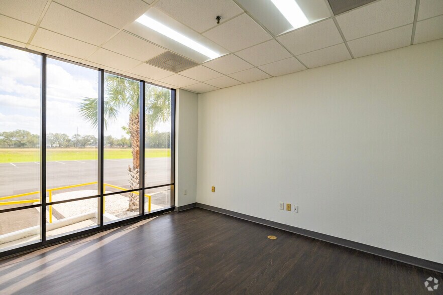 More Photos Of 6708 Harney Rd, Tampa Distribution For Lease