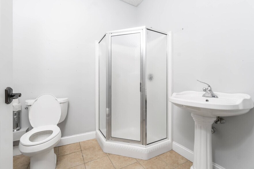 More Photos Of 1051 Farmington Ave, Farmington Unknown For Lease