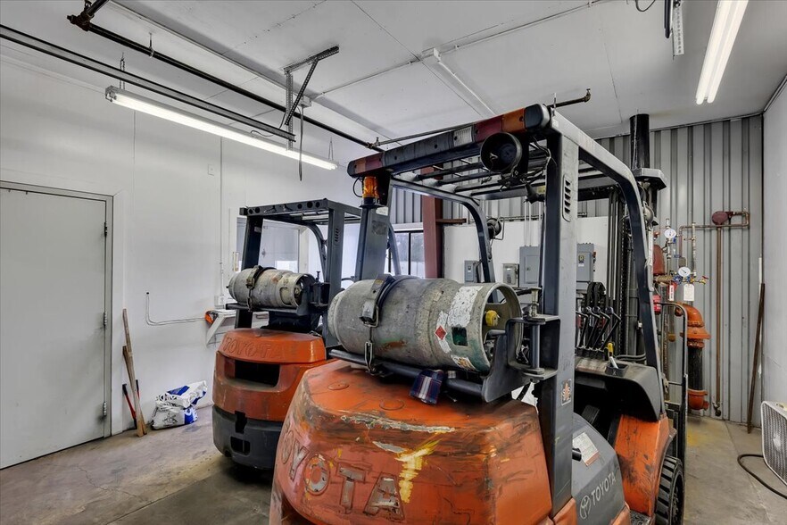 More Photos Of 15 E Elm St, Broadalbin Warehouse For Lease