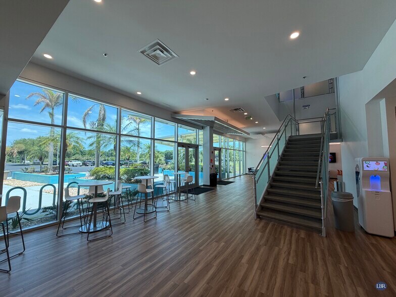 More Photos Of 1110 W Hibiscus Ave, Melbourne Flex For Lease