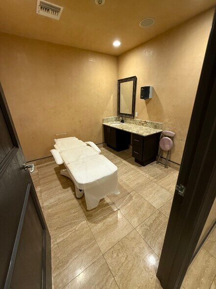 More Photos Of 7318 Topanga Canyon Blvd, Canoga Park Medical For Lease