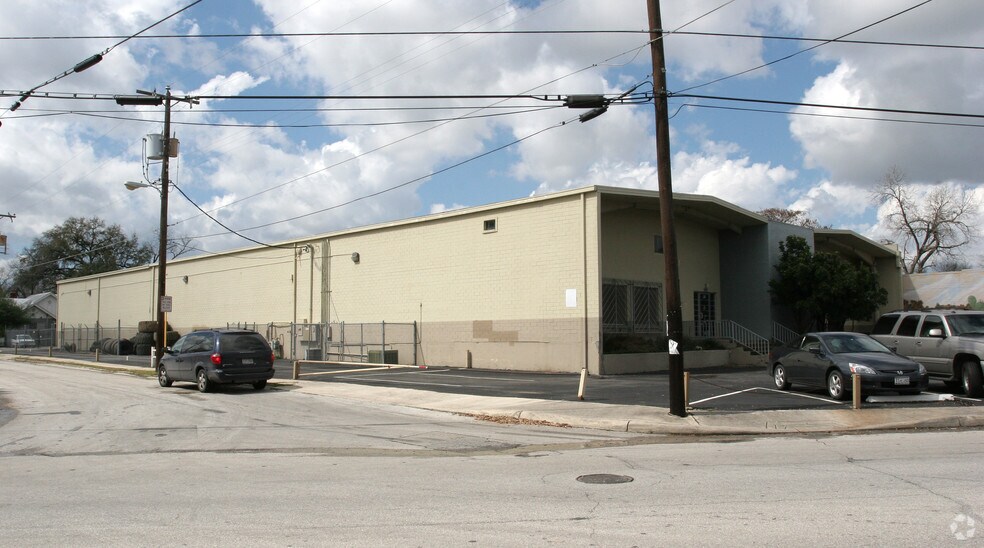 More Photos Of 2715 N Saint Marys St, San Antonio Warehouse For Lease
