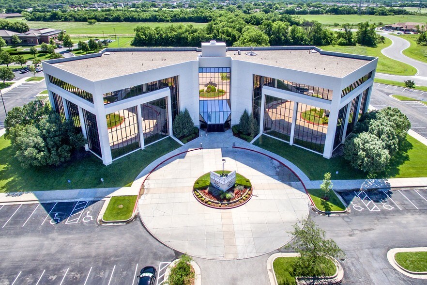 More Photos Of 2024 N Woodlawn St, Wichita Office For Lease