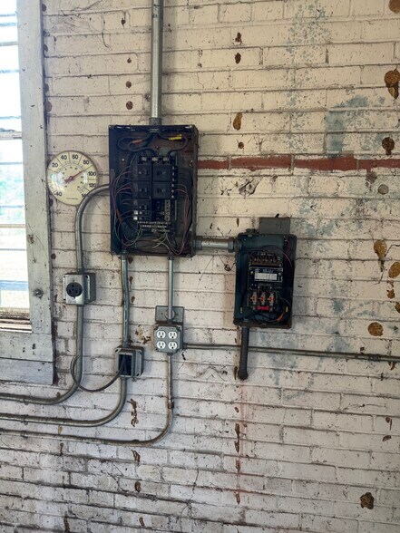More Photos Of 302 S Louise St, Atlanta Light Manufacturing For Sale