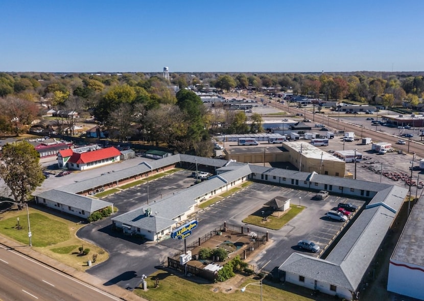 Primary Photo Of 7920 US Highway 51 N, Millington Hotel For Sale