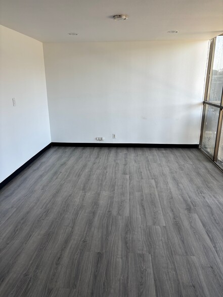 More Photos Of 255 Easy St, Simi Valley Manufacturing For Lease