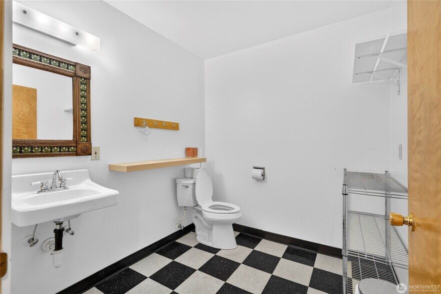 More Photos Of 112 1st Ave S, Ilwaco Storefront For Sale
