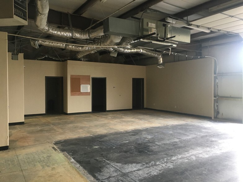 More Photos Of 1421 S Fretz Dr, Edmond Flex For Lease