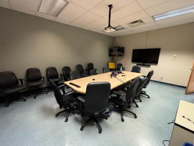 More Photos Of 21 Rue Racine O, Chicoutimi Office For Lease