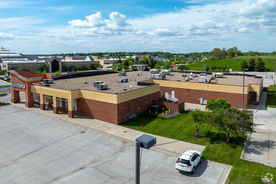 More Photos Of 3205-3225 Oak View Dr, Omaha General Retail For Lease