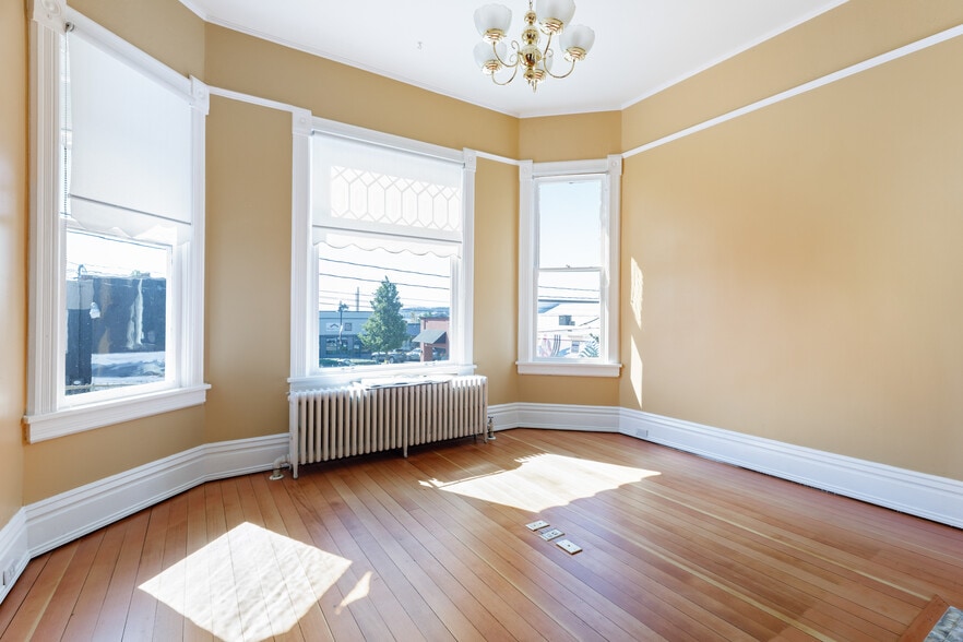 More Photos Of 1199 SE Dock St, Oak Harbor General Retail For Sale