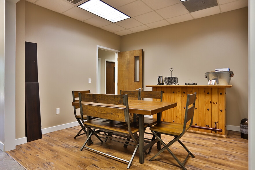 More Photos Of 1209-1215 N FM 3083 Rd E, Conroe Warehouse For Lease