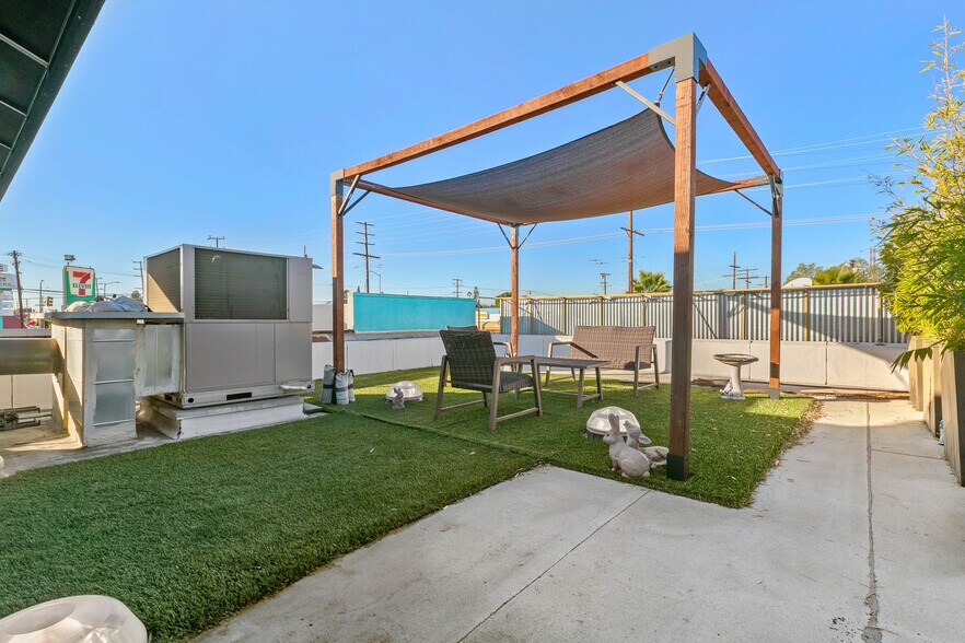 More Photos Of 10542 Burbank Blvd, North Hollywood Storefront Retail Office For Sale