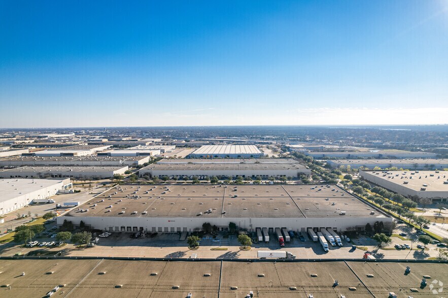 More Photos Of 4009 Distribution Dr, Garland Warehouse For Lease
