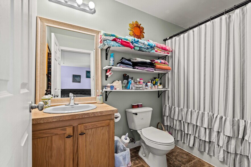 More Photos Of 25 Beacon St, Amesbury Showroom For Sale