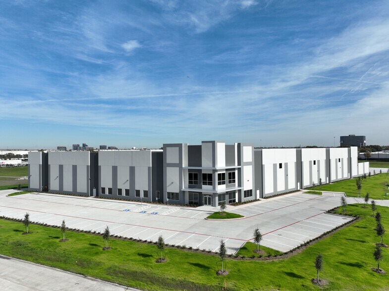 More Photos Of 10450 Greens Crossing Blvd, Houston Distribution For Sale