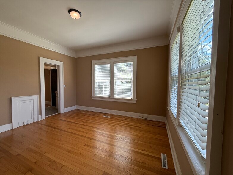 More Photos Of 581 W Main St, Spartanburg Office Residential For Lease