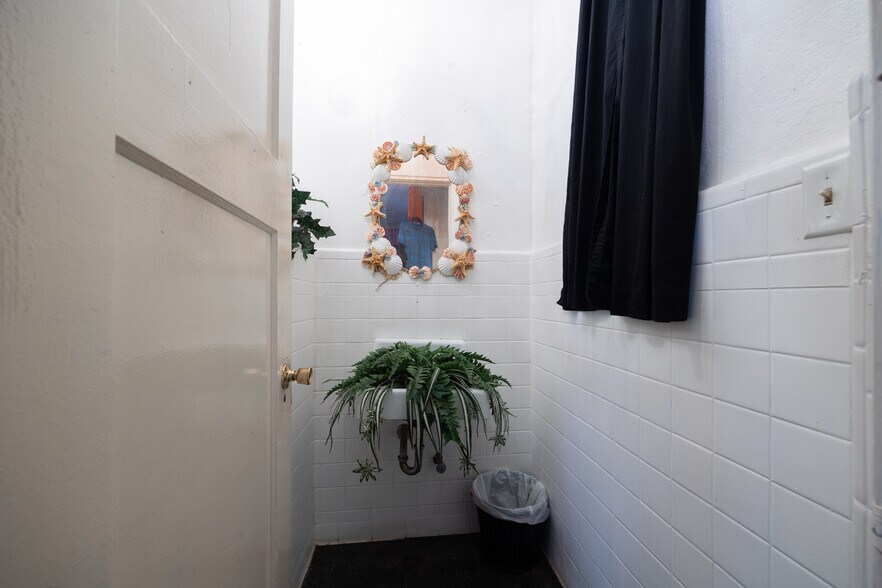 More Photos Of 319 E Howard St, Live Oak Storefront Retail Office For Sale